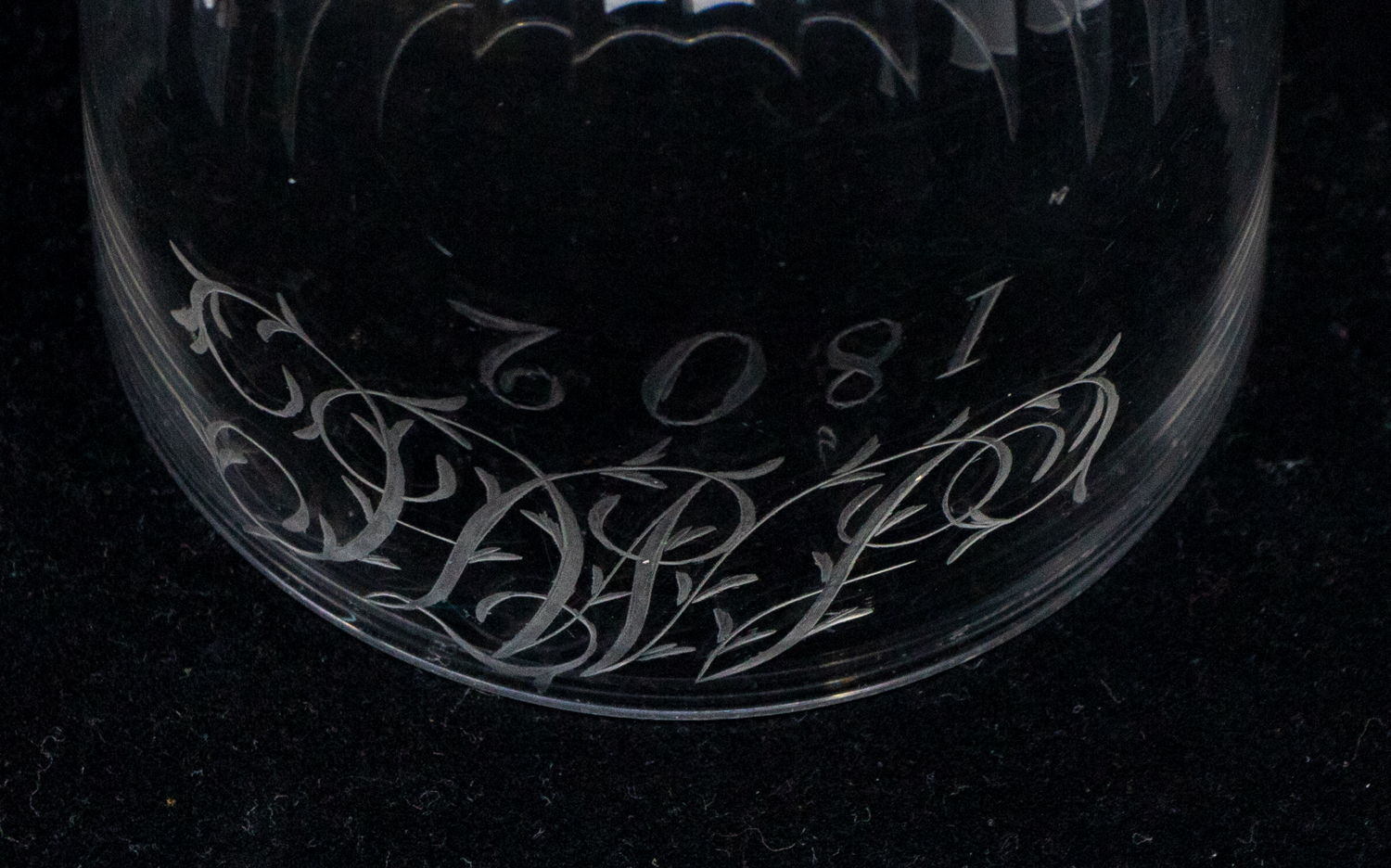 A collection of early ro mid 19th Century glass tumblers with etched detail to bowls. - Image 6 of 7