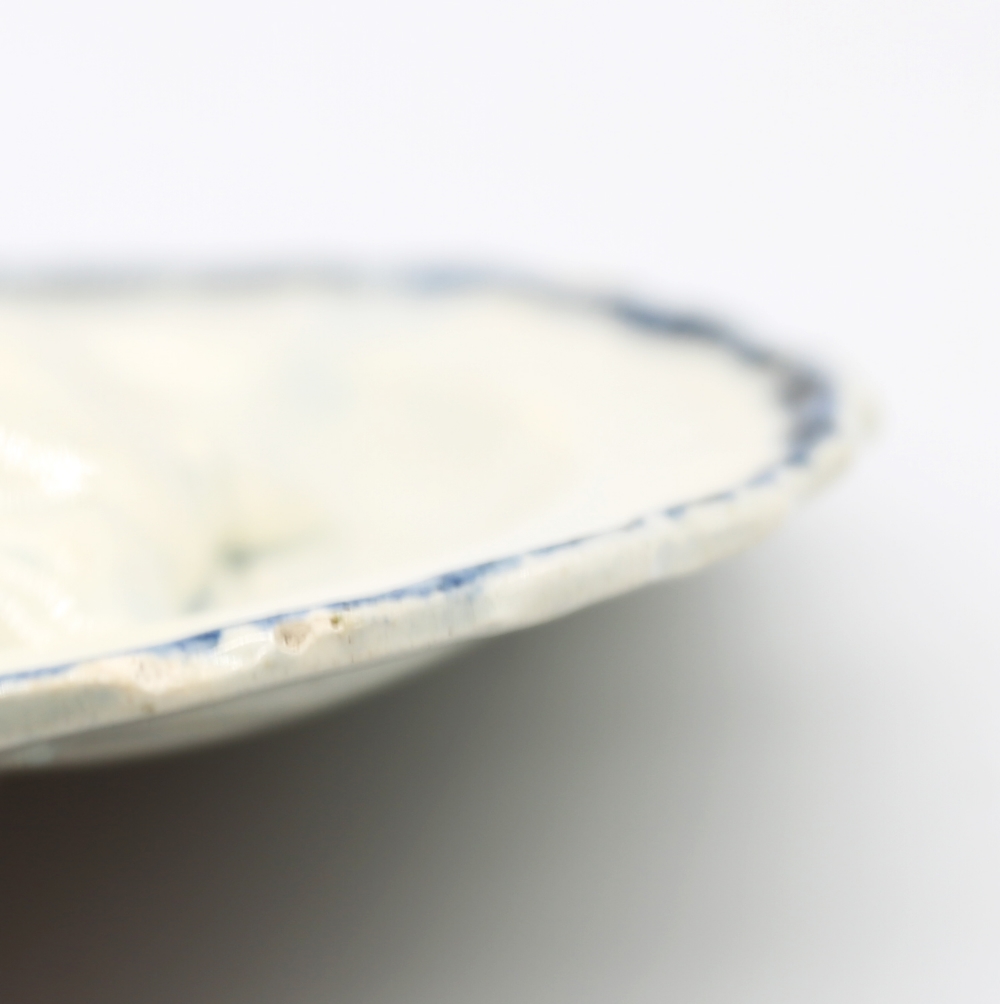 A pearlware ‘Toy’ round plate with a goose moulded in the centre with a blue feathered border. - Image 7 of 12