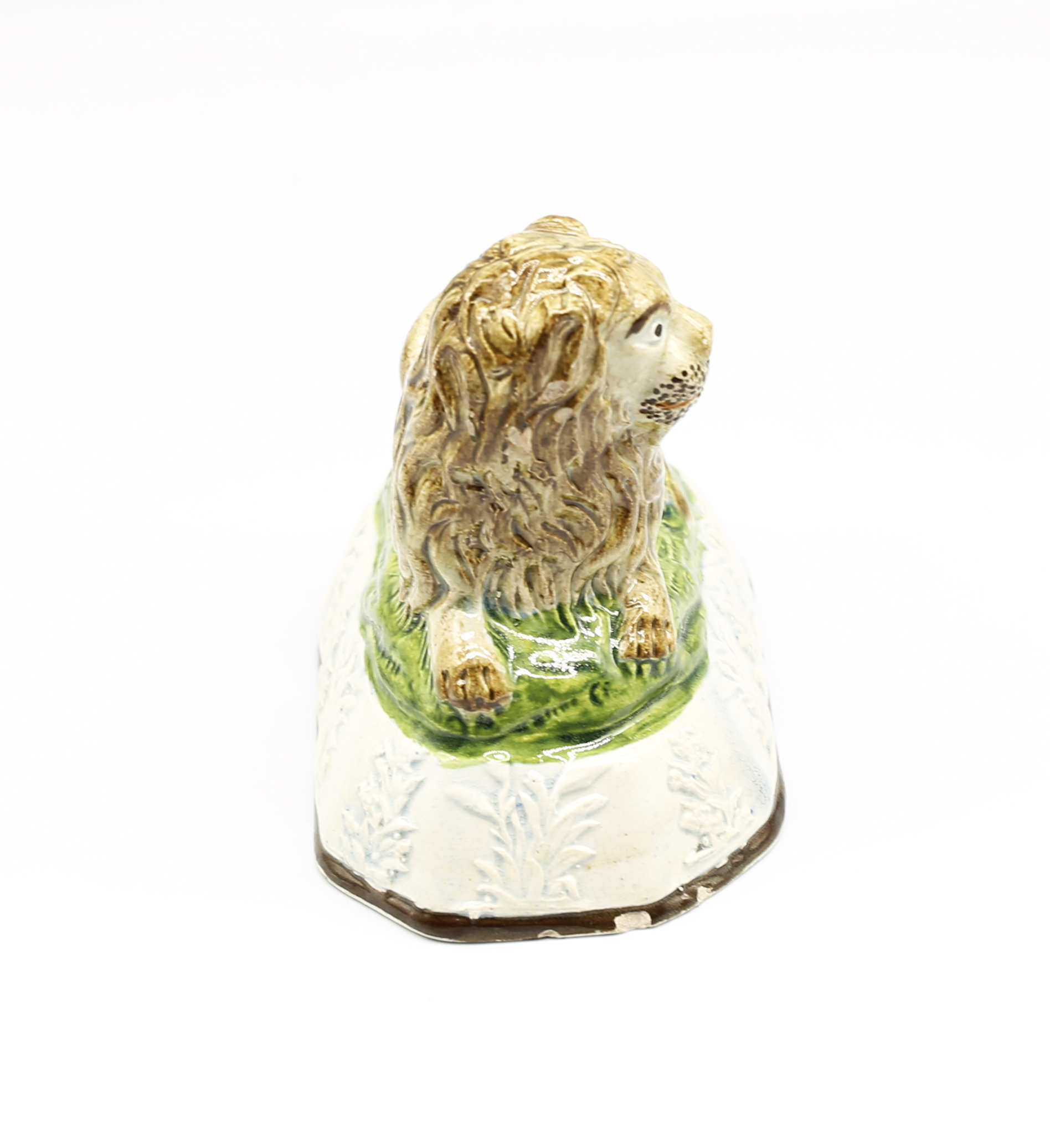 A pearlware model of a recumbent lion laying on a grassy mound on a base with moulded relief.  Circa - Bild 4 aus 8