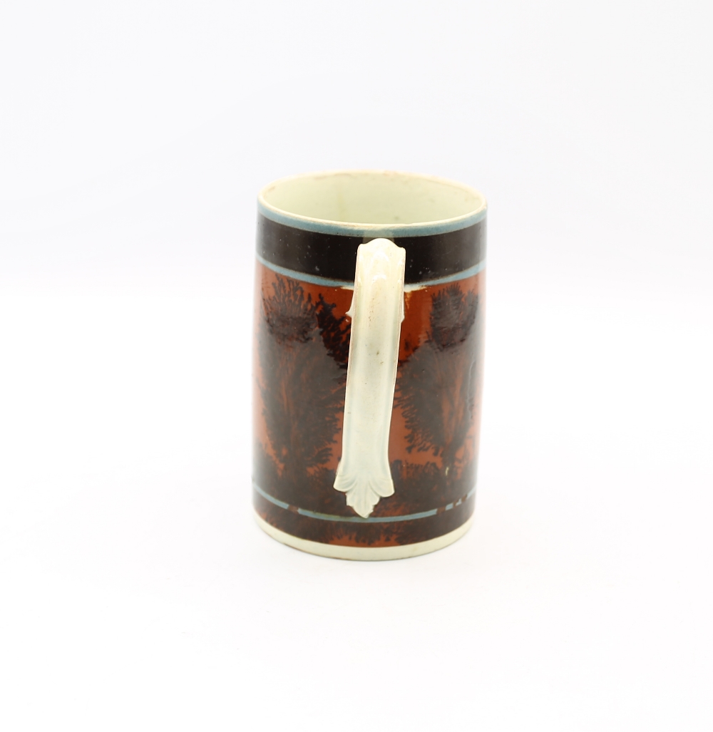 A creamware Mocha mug, dark terracotta ground with black feathered trees and a black and three - Bild 2 aus 10