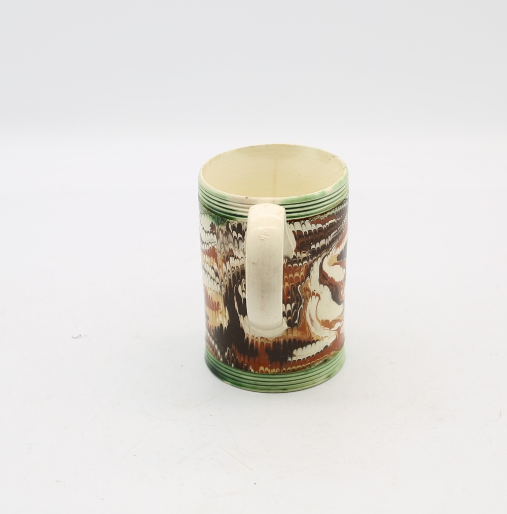 A small cylindrical creamware mug with coloured feathered marbling, with green ribbed bands to rim - Bild 4 aus 6