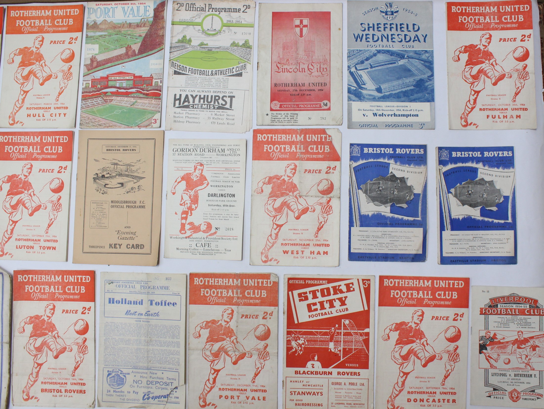 Football: A collection of approximately twenty-five football programmes, dated 1954 to include: - Bild 3 aus 3