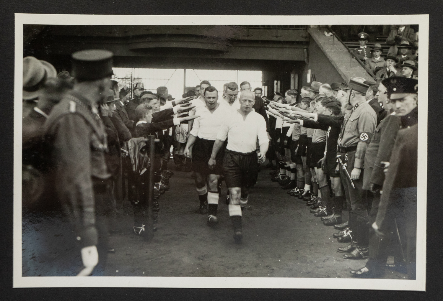 Derby County: A photograph album covering Derby County's visit to play in Nazi Germany in a pre- - Bild 5 aus 7