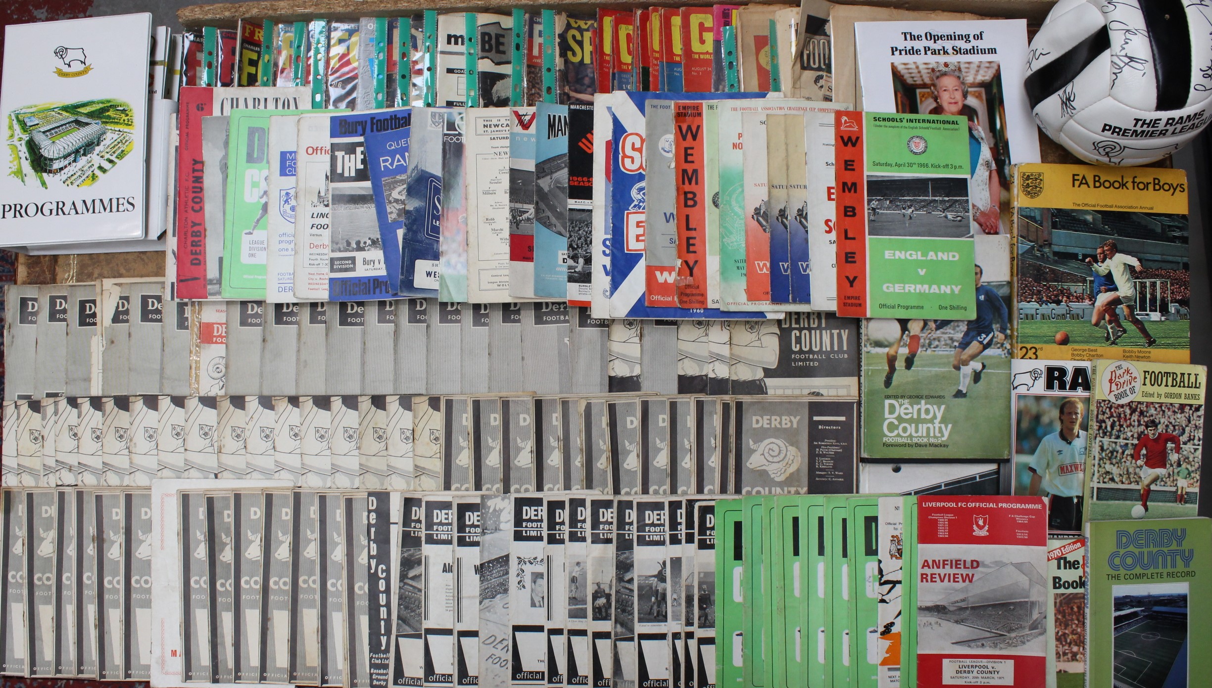 Football: A collection of assorted football memorabilia to include: Derby County programmes,