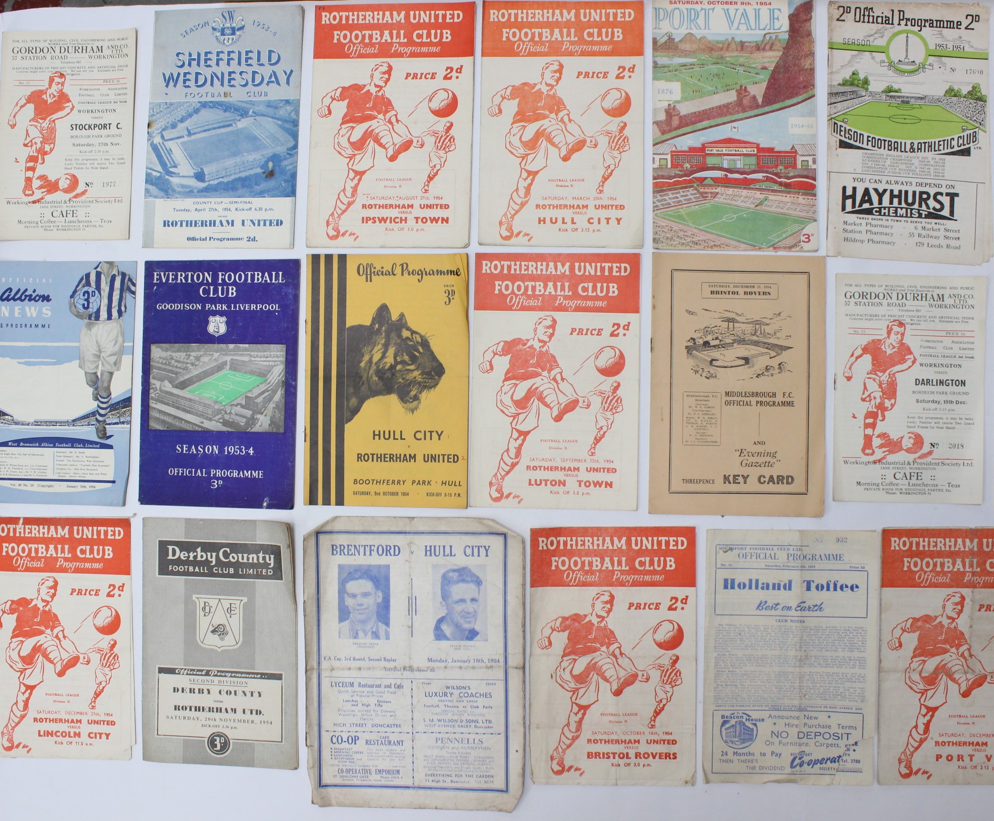 Football: A collection of approximately twenty-five football programmes, dated 1954 to include: - Bild 2 aus 3