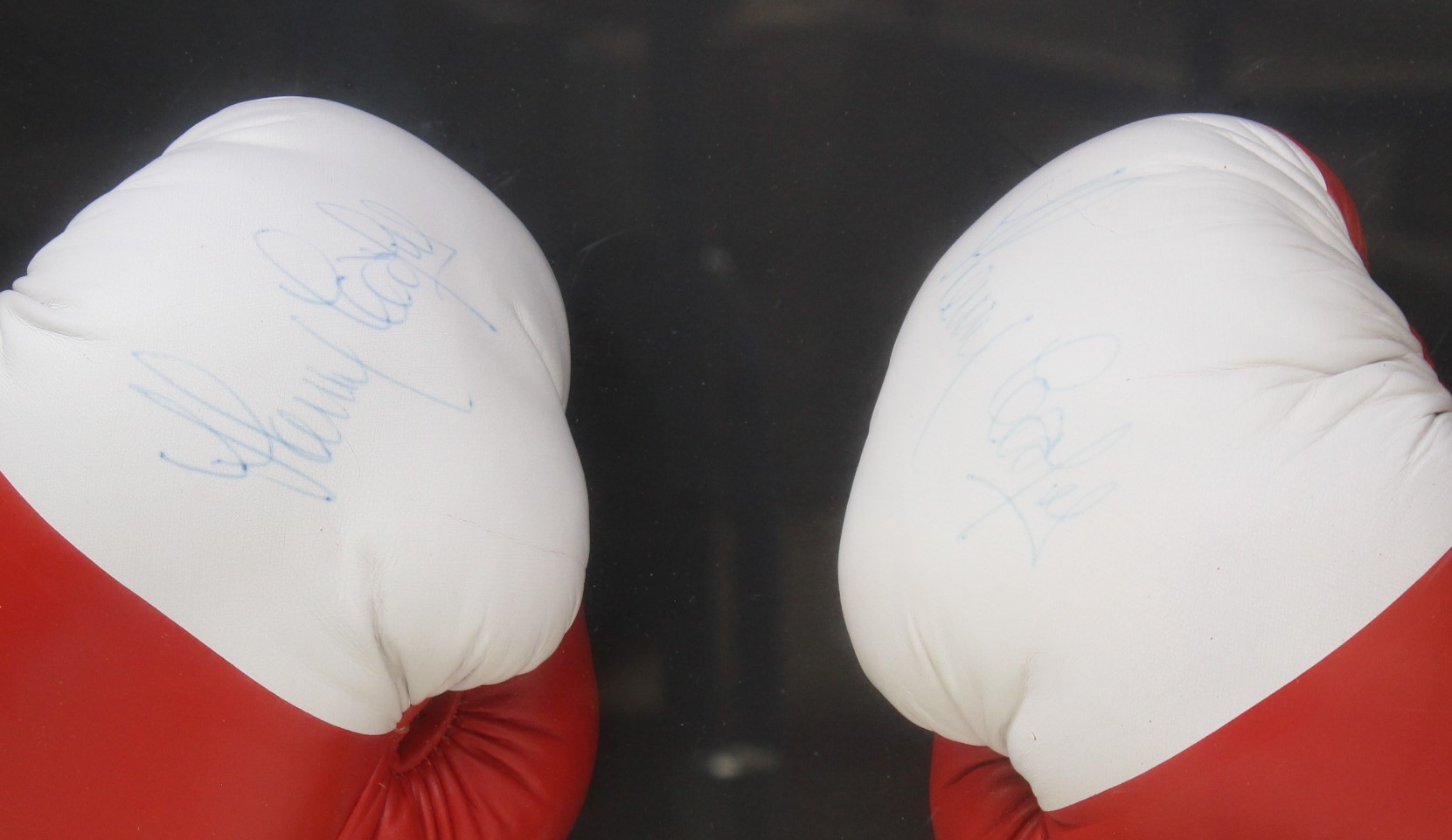 Boxing: A framed and glazed pair of signed Henry Cooper boxing gloves, signed by Cooper to both - Bild 3 aus 3