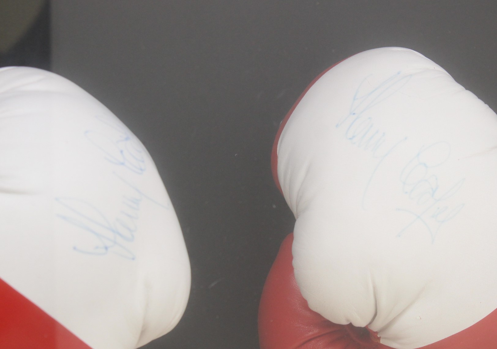 Boxing: A framed and glazed pair of signed Henry Cooper boxing gloves, signed by Cooper to both - Bild 2 aus 3
