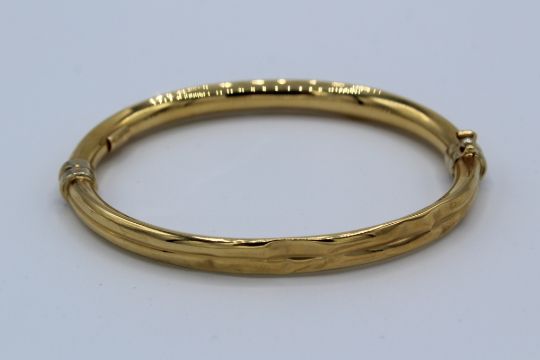 An hinged hollow bangle, stamped "750" with Italian goldsmiths marks. In as found condition due to