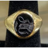 A chunky 18ct yellow gold onyx intaglio signet ring, 9.8 grams