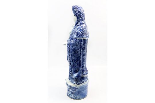 A Chinese blue and white porcelain figure of Guan Yin (Goddess of Mercy), 20th century, wearing - Image 4 of 7