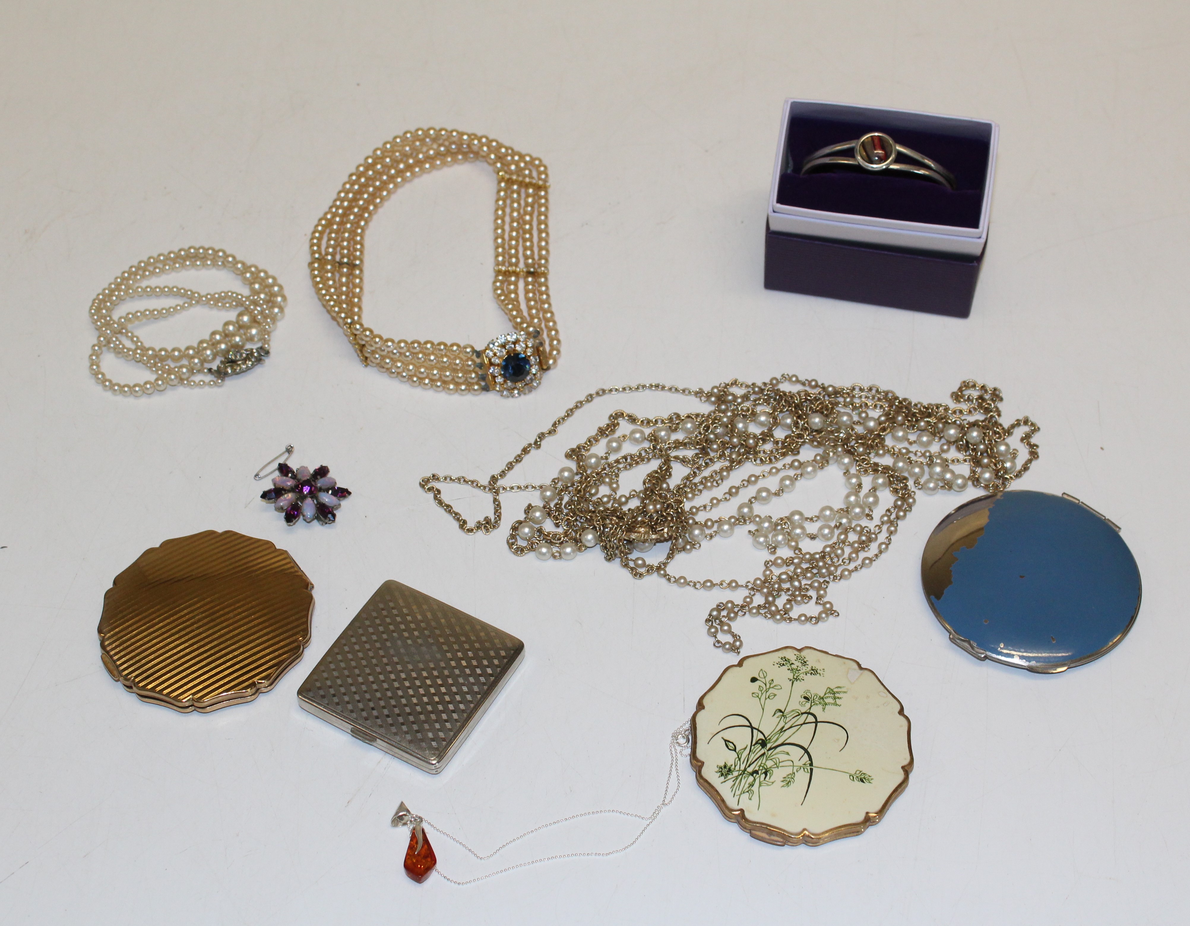 A collection of four compacts and a selection of costume jewellery to include three cultured pearl