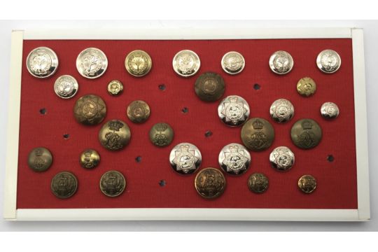 A good selection of 19th and 20th century British Guards regiments tunic buttons. To include: post - Image 1 of 4