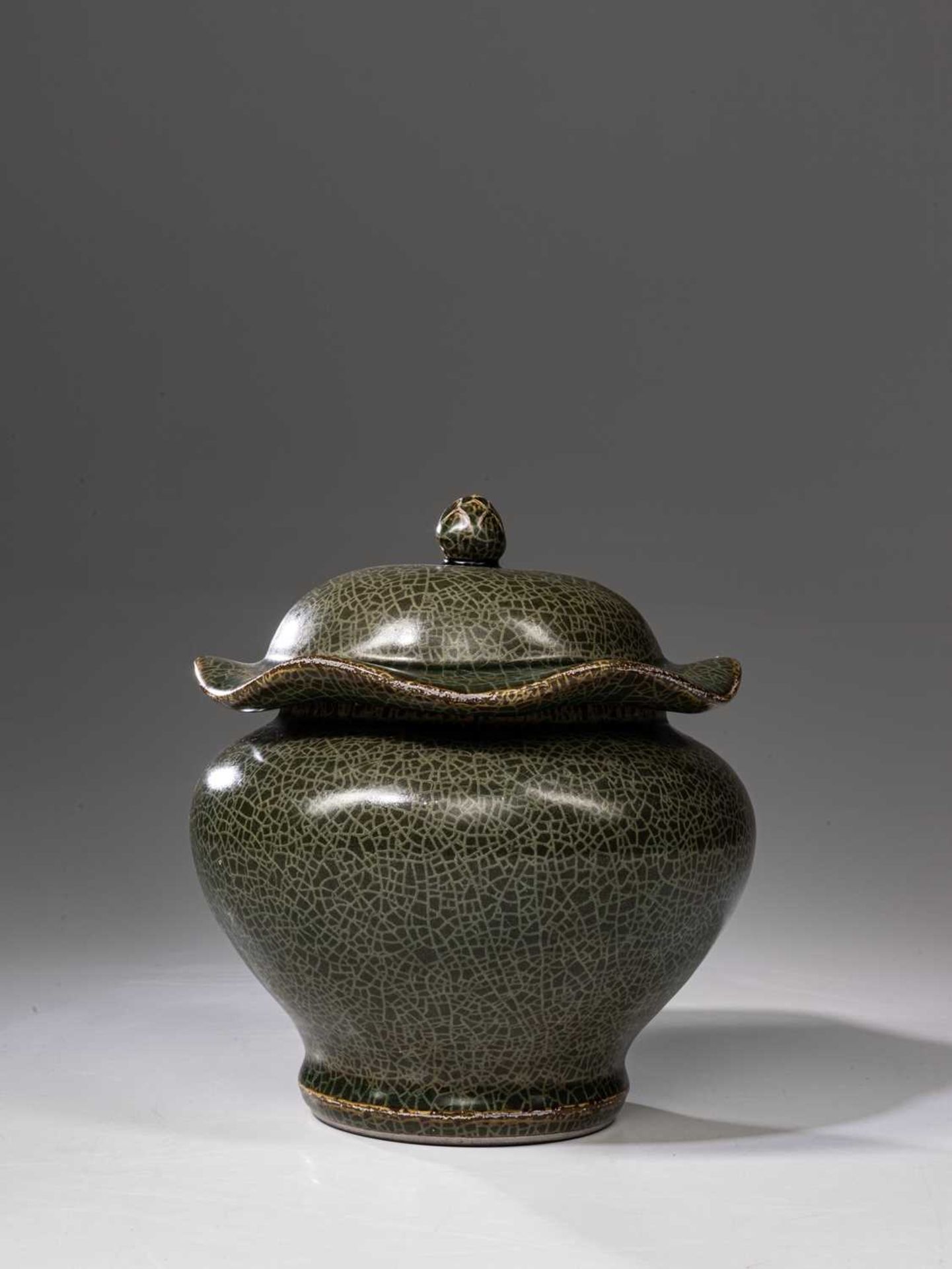 LOTUS SHAPED POT WITH LID - Image 2 of 5