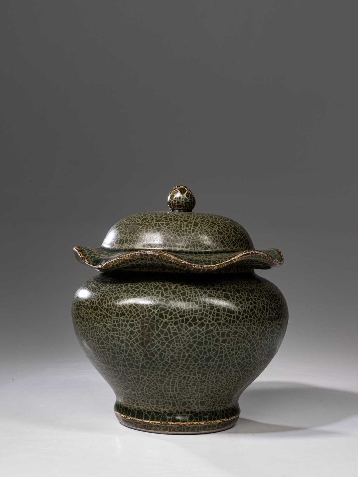 LOTUS SHAPED POT WITH LID