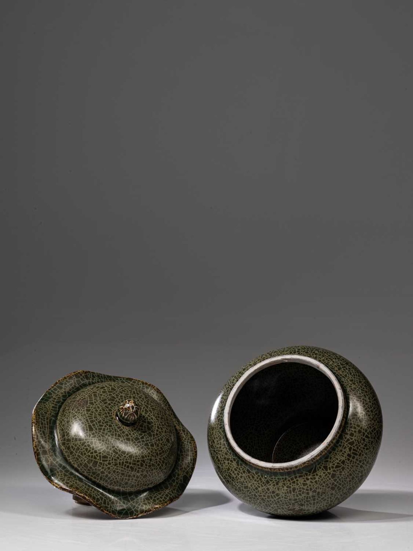 LOTUS SHAPED POT WITH LID - Image 5 of 5