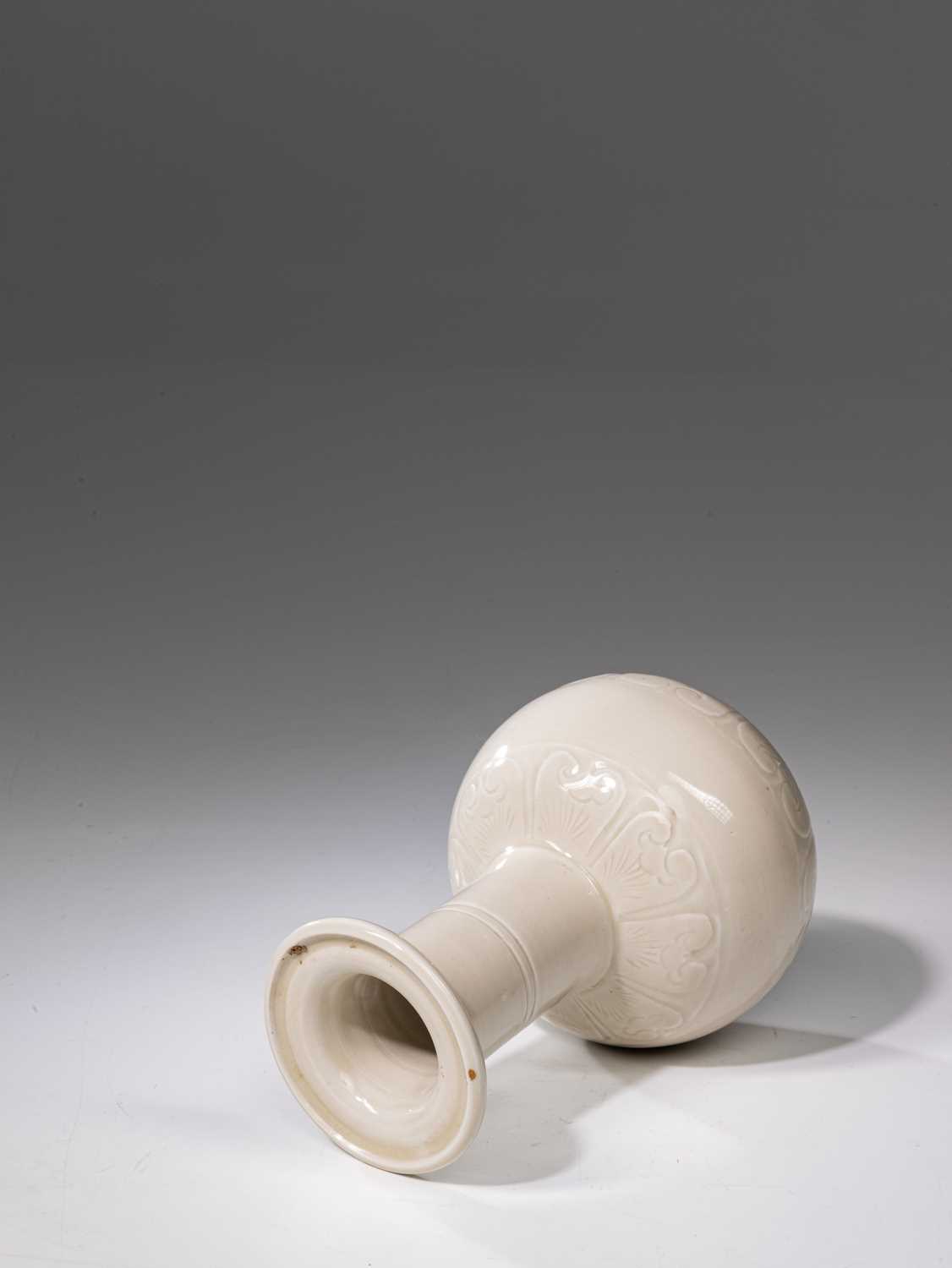 ZHI CHUI VASE - Image 5 of 5