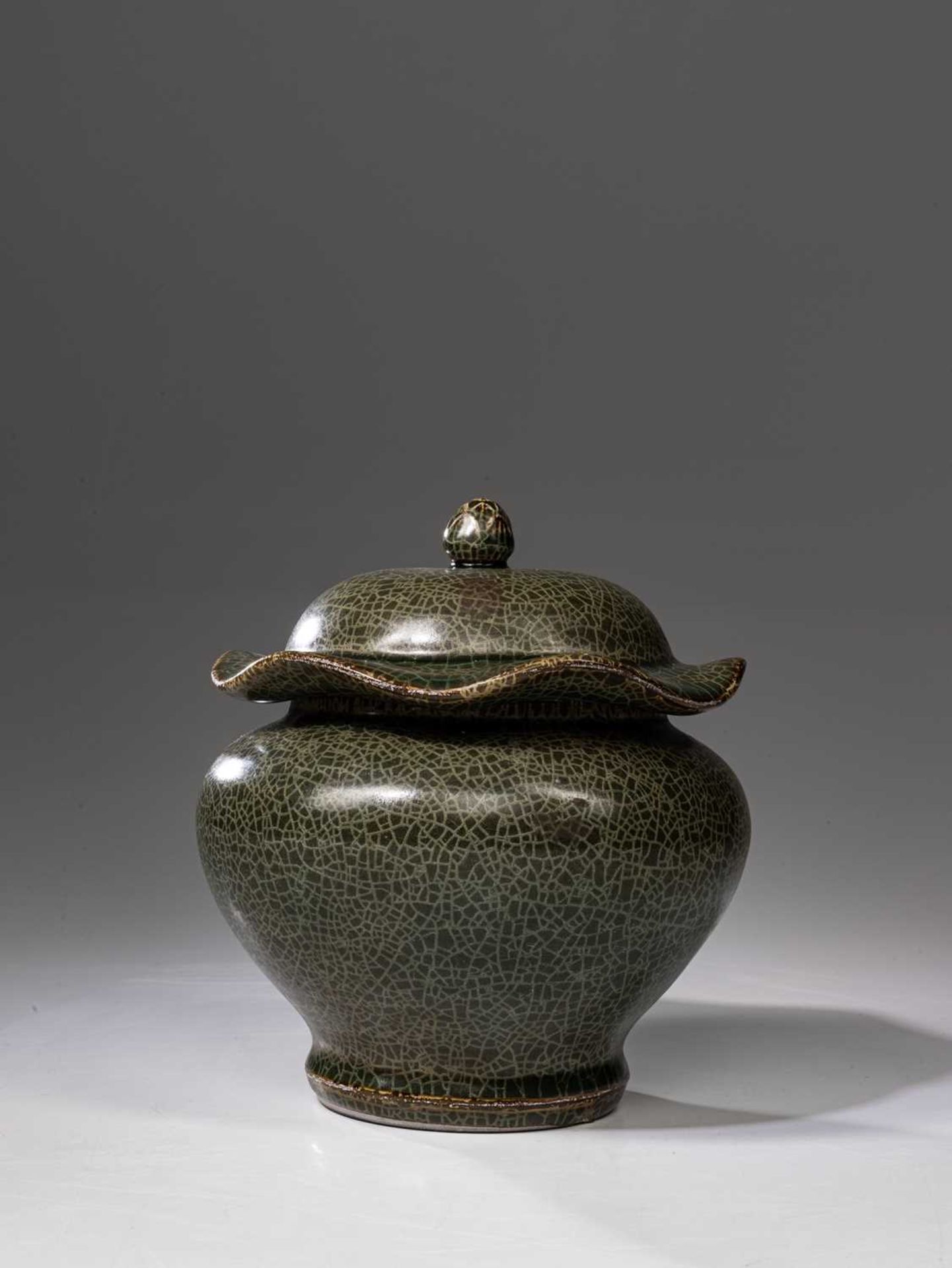 LOTUS SHAPED POT WITH LID - Image 3 of 5