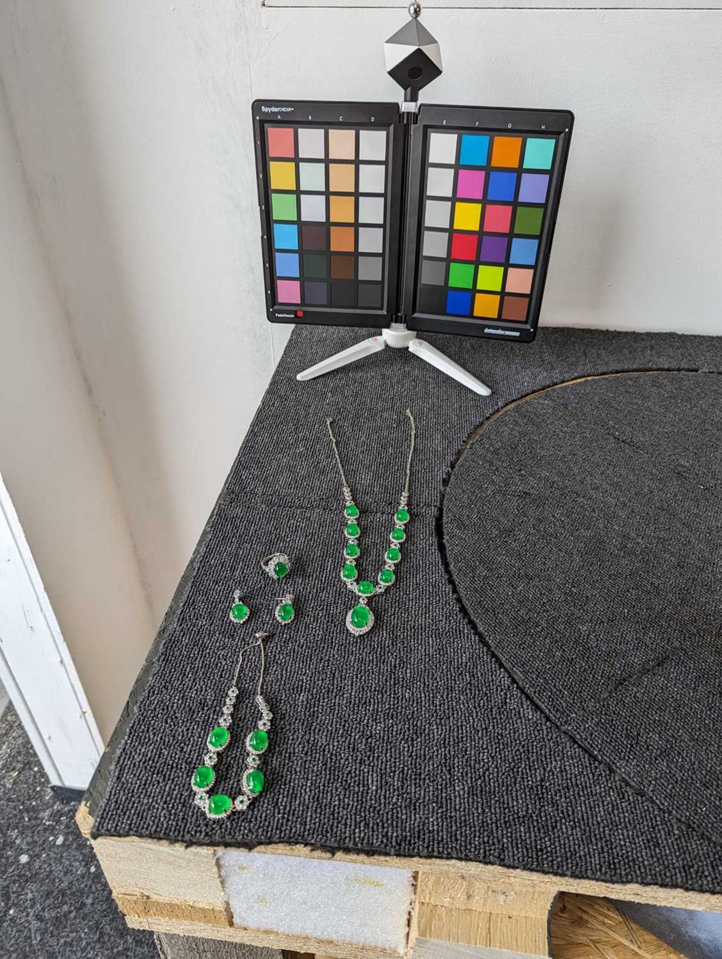 SET OF JADE JEWELLERY - Image 5 of 29