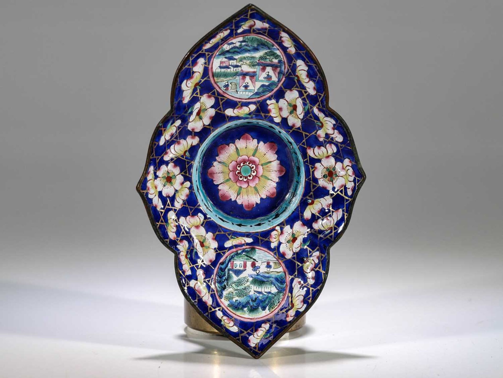 FOUR LOTUS SHAPED DISHES - Image 2 of 5