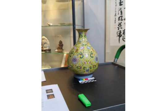 YELLOW-GROUND FAMILIE ROSE YUHUCHUNPING VASE - Image 13 of 13