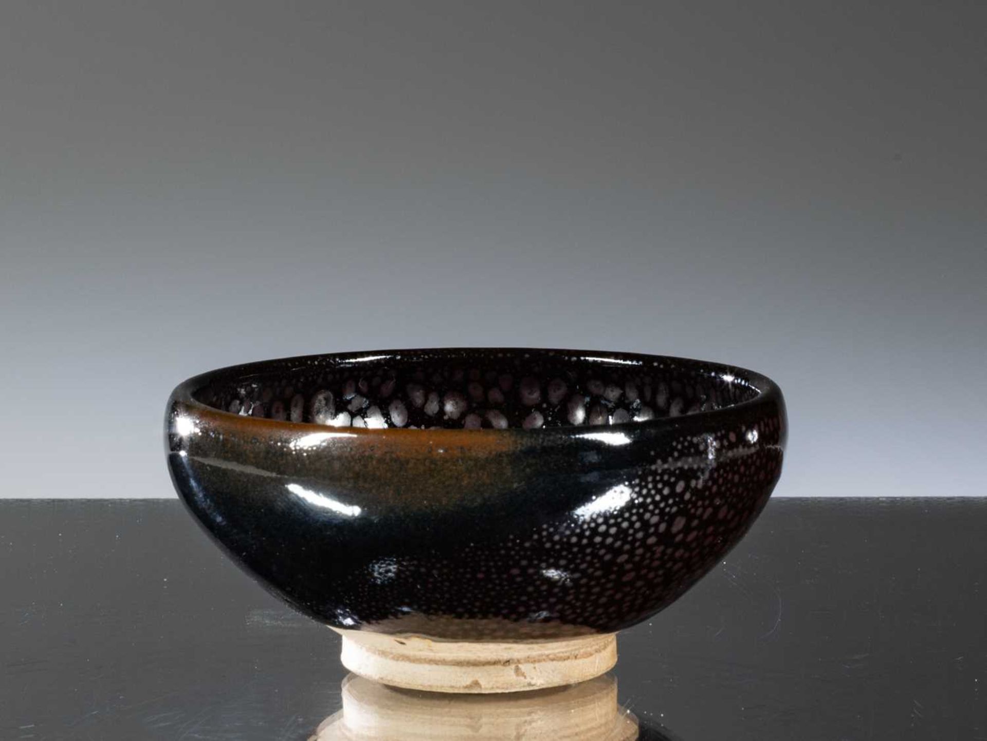 BLACK GLAZED 'OIL DRIP' CUP - Bild 2 aus 4