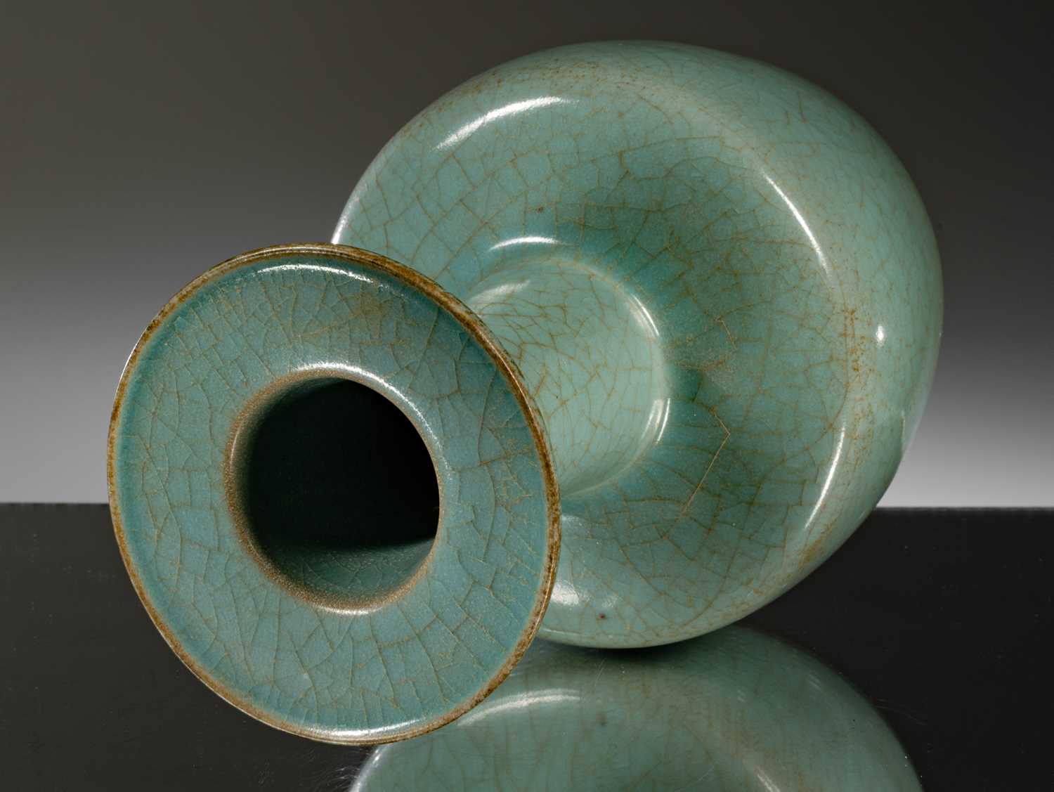 A LONGQUAN CELADON MALLET-SHAPED VASE - Image 4 of 5