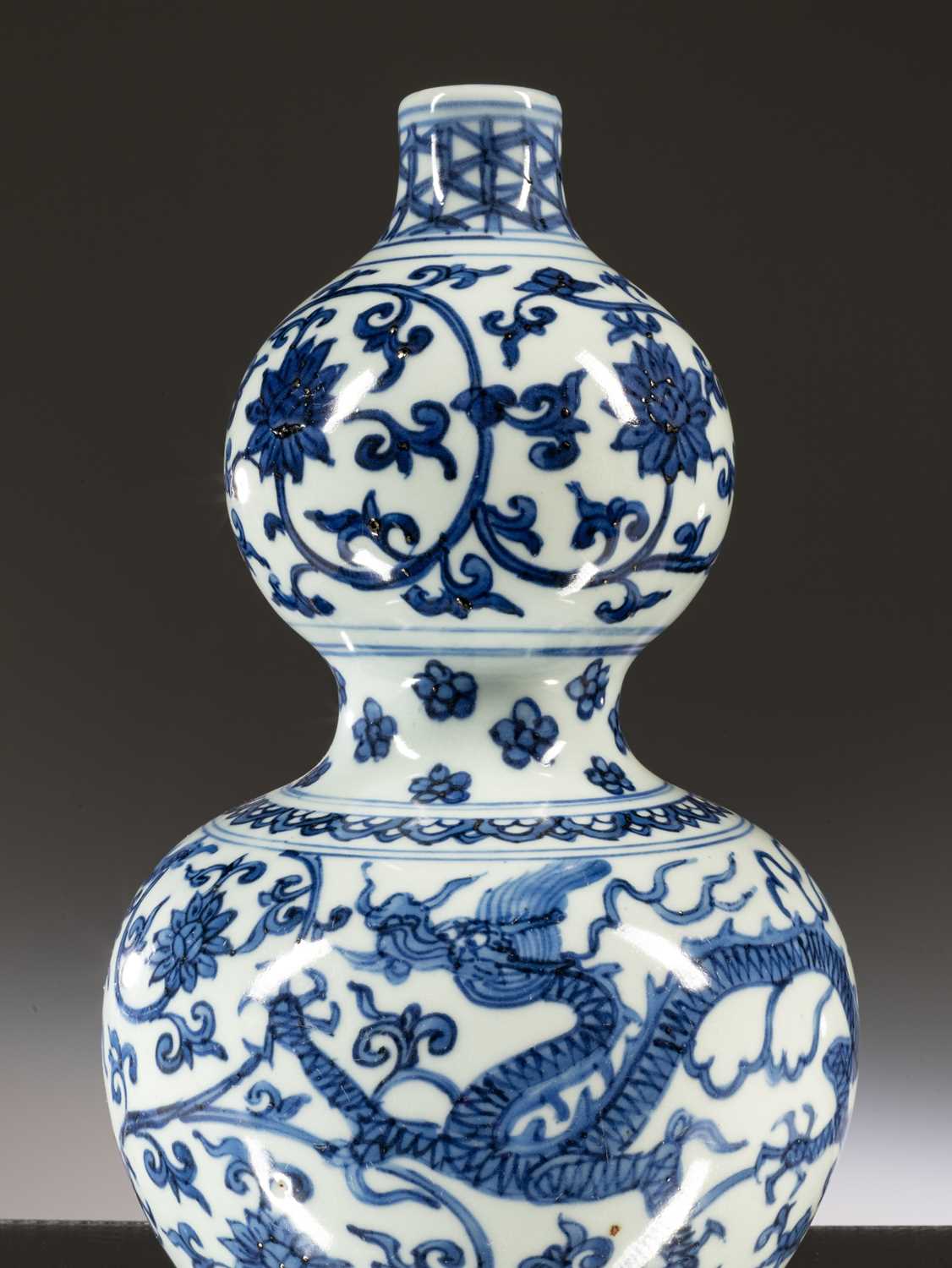 BLUE AND WHITE DOUBLE-GOURD VASE - Image 4 of 4
