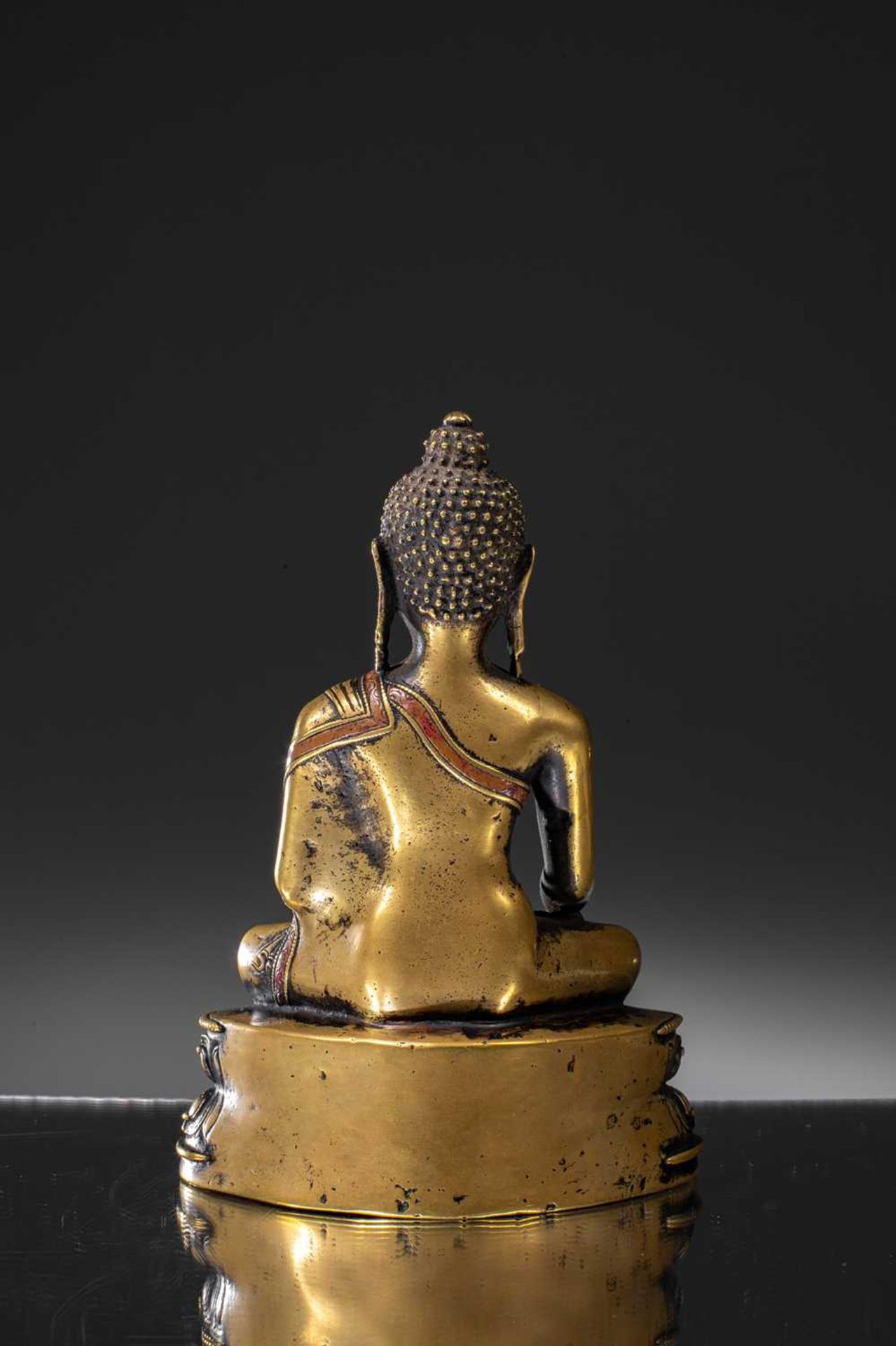 A LARGE SILVER AND COPPER  INLAID BRONZE FIGURE OF SHAKYAMUNI BUDDHA, TIBET, 15TH CENTURY - Bild 3 aus 12