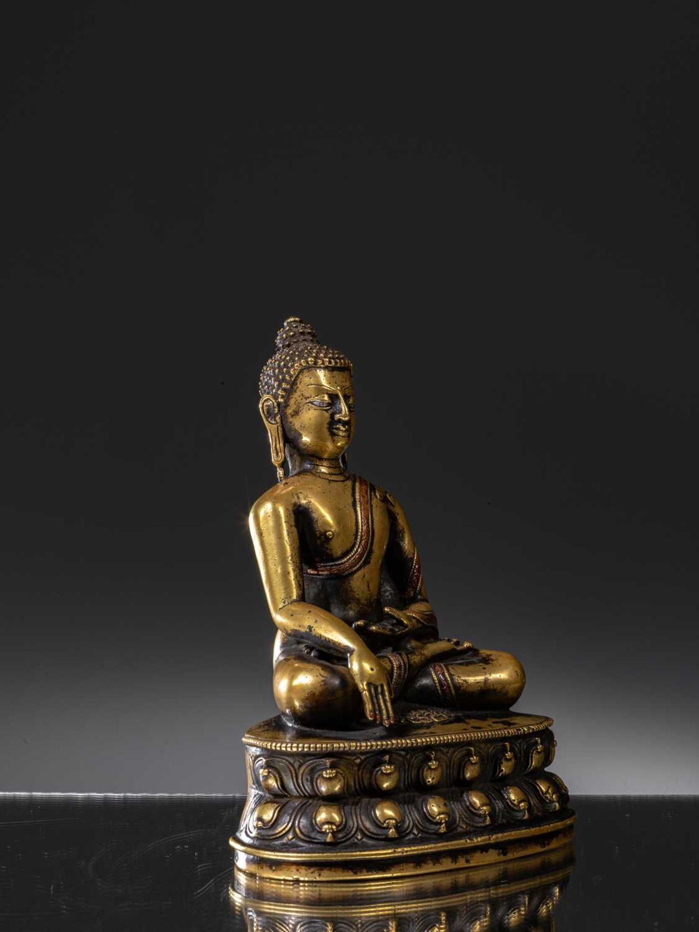 A LARGE SILVER AND COPPER  INLAID BRONZE FIGURE OF SHAKYAMUNI BUDDHA, TIBET, 15TH CENTURY - Bild 2 aus 12