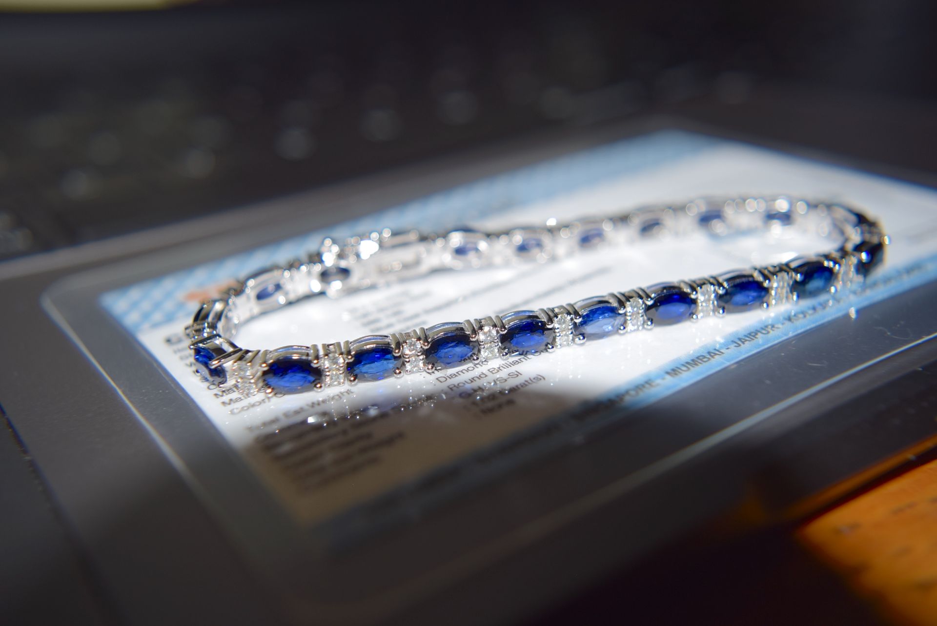 12.26CT BLUE SAPPHIRE & DIAMOND TENNIS BRACELET IN WHITE GOLD WITH BOX & CERTIFICATE CARD - Image 3 of 6