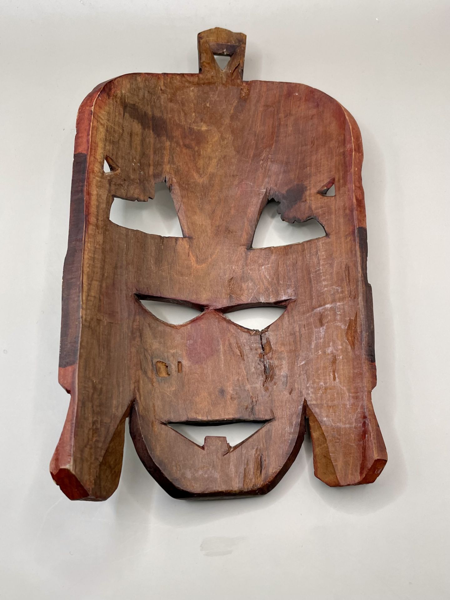 A wooden vintage hand carved African face mask. Great condition. - Image 2 of 3