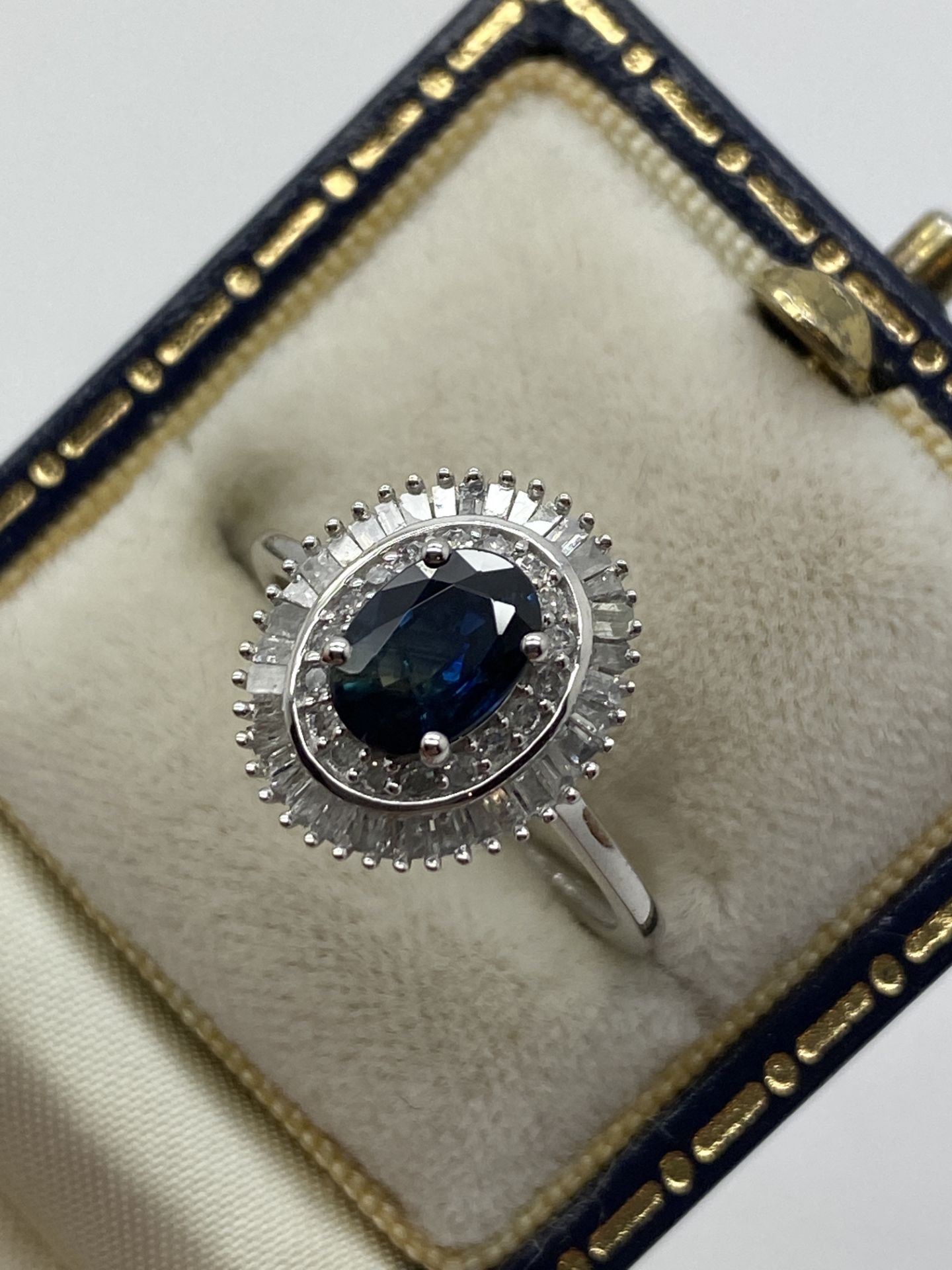 9k GOLD BLUE SAPPHIRE AND DIAMOND RING - APPROX. RING SIZE M - Image 8 of 12