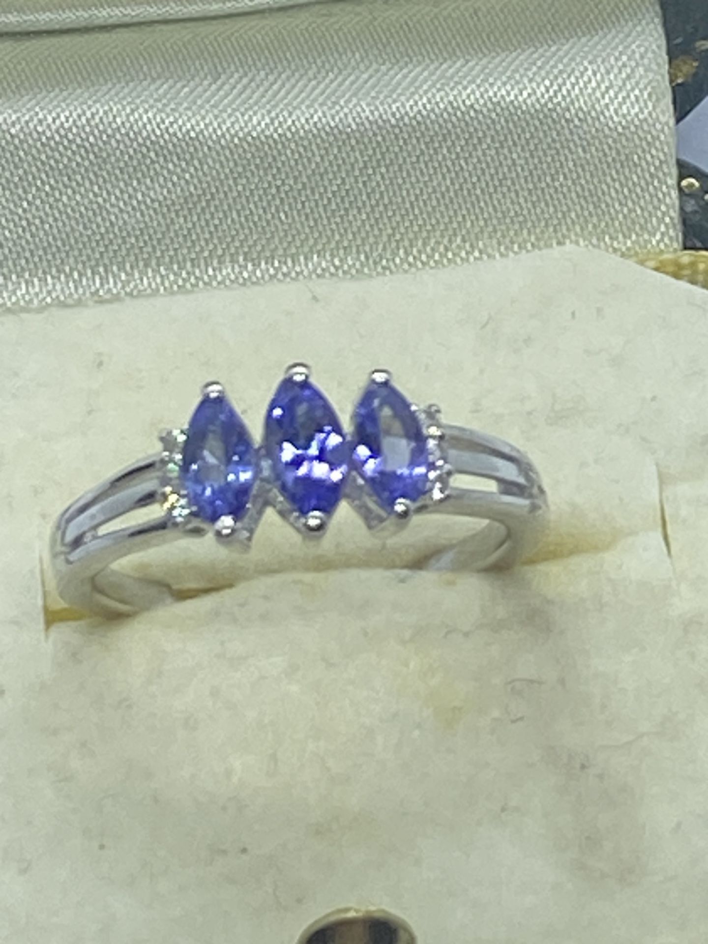 TANZANITE MULTI STONE RING SET IN WHITE METAL - Image 2 of 3