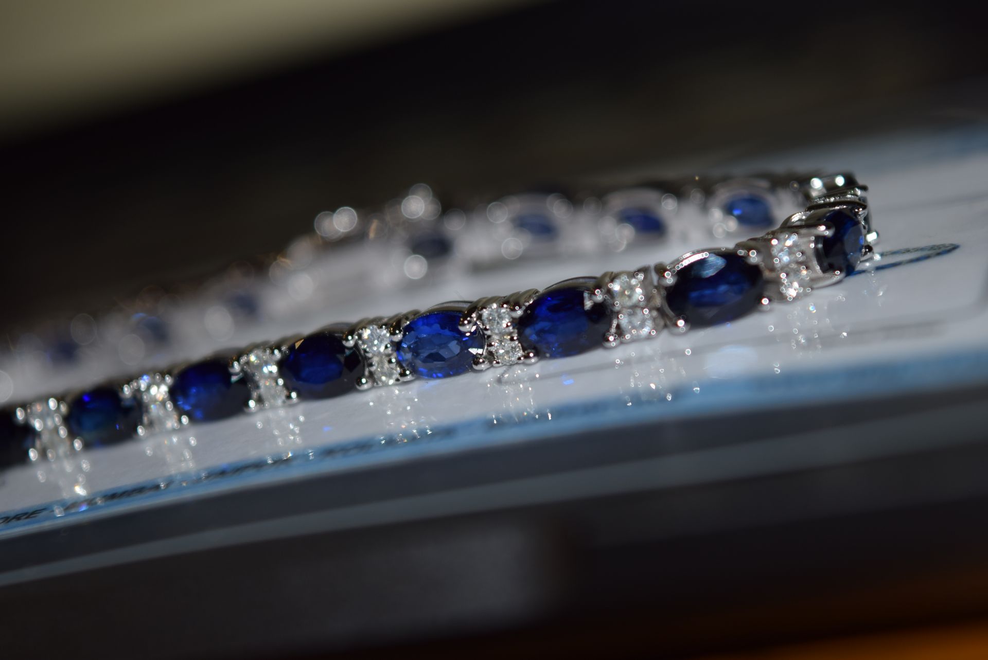 12.26CT BLUE SAPPHIRE & DIAMOND TENNIS BRACELET IN WHITE GOLD WITH BOX & CERTIFICATE CARD - Image 2 of 6