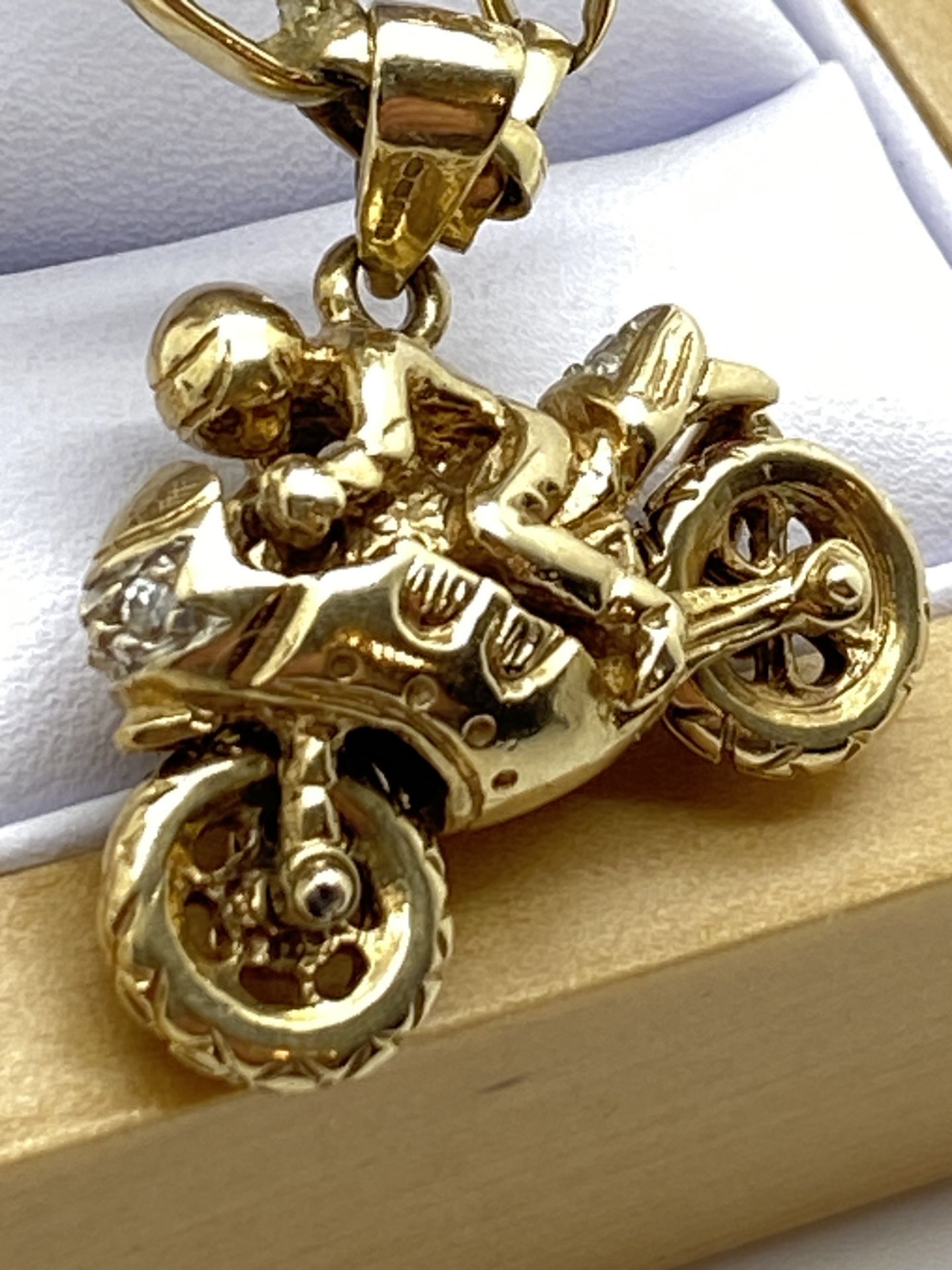 FINE 9ct GOLD BESPOKE DIAMOND / RUBY SET MOTORBIKE PENDANT WITH 9ct GOLD CHAIN OVER 30 GRAMS - Image 2 of 4