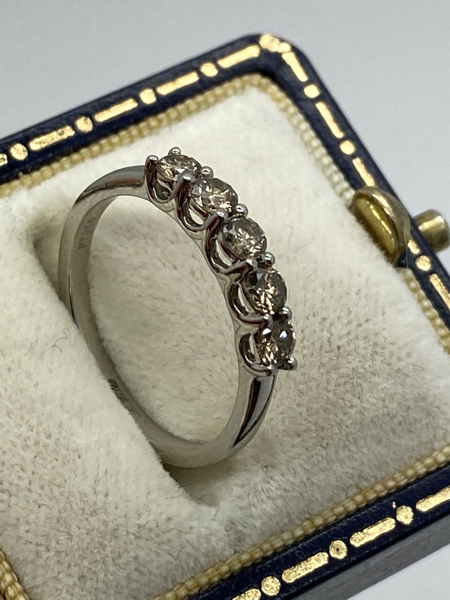 950 PLATINUM 5 STONE COGNAC DIAMOND RING - APPROX. RING SIZE L - Image 10 of 12