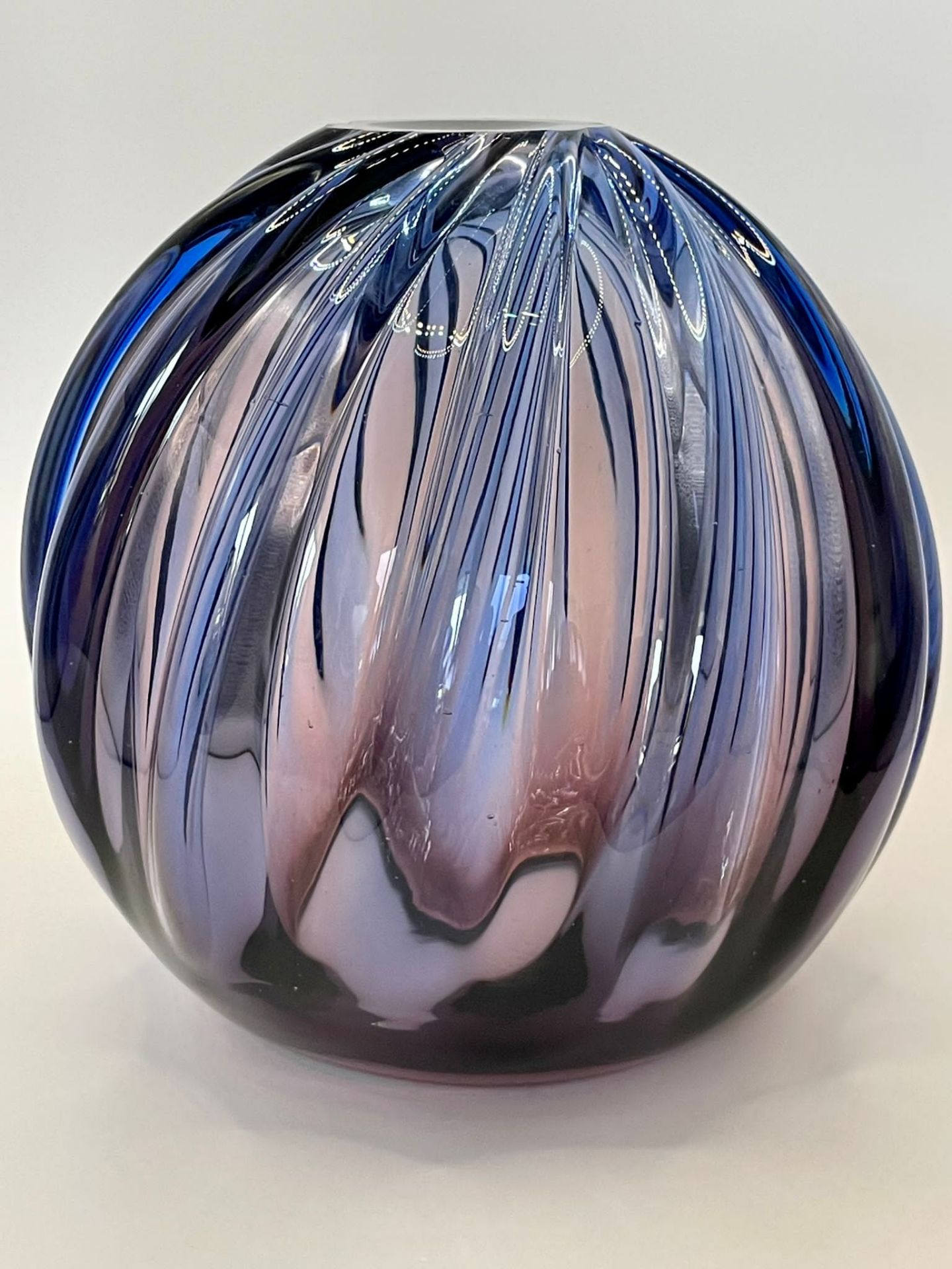 RARE SEGUSO VETRI D'ARTE MURANO SHADED RIBBED GLASS VASE IN 2 COLOURS - Image 8 of 10