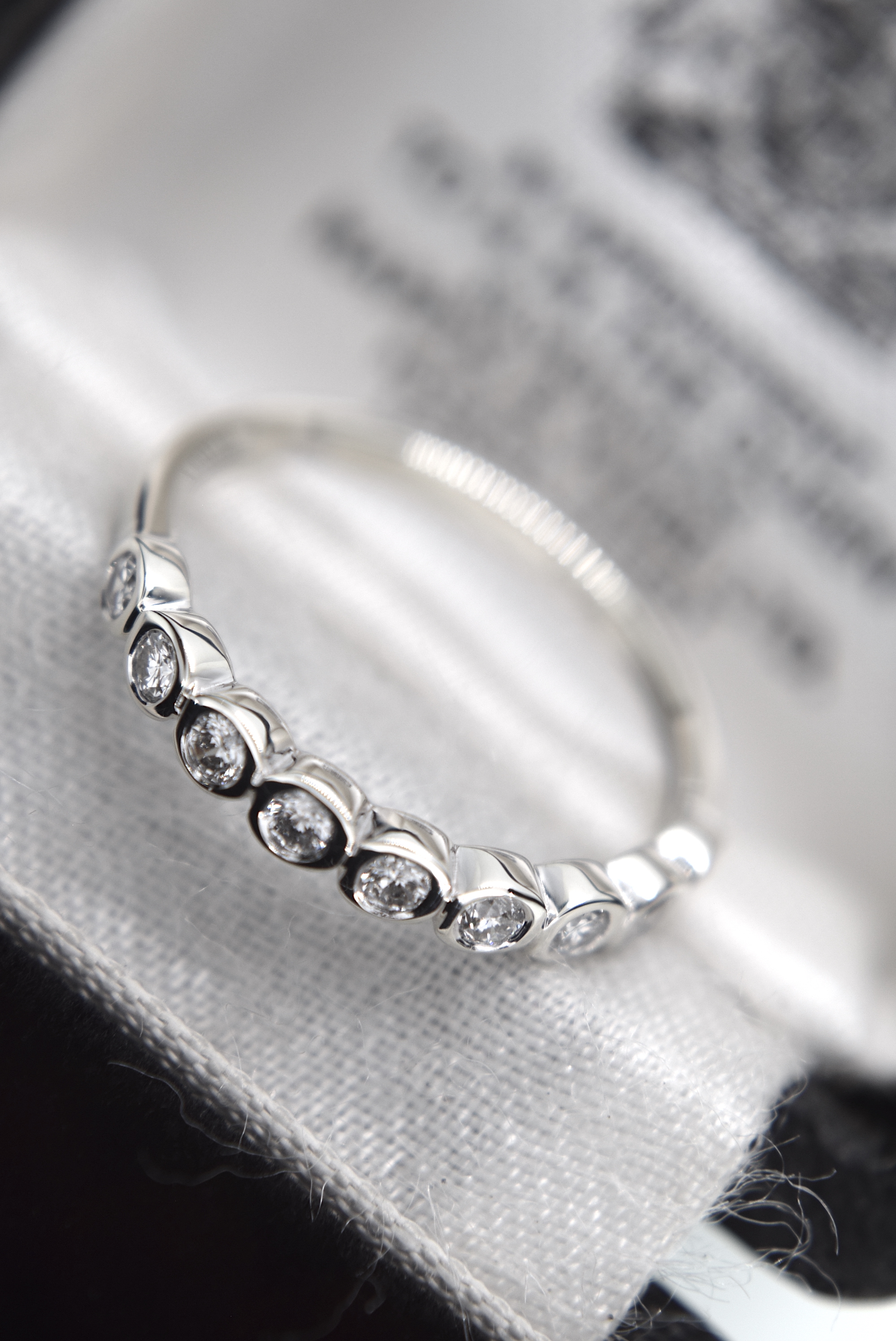 DIAMOND VS / F 0.50CT ETERNITY RING IN WHITE GOLD (£2,995.00 CERT & BOX) - Image 5 of 7