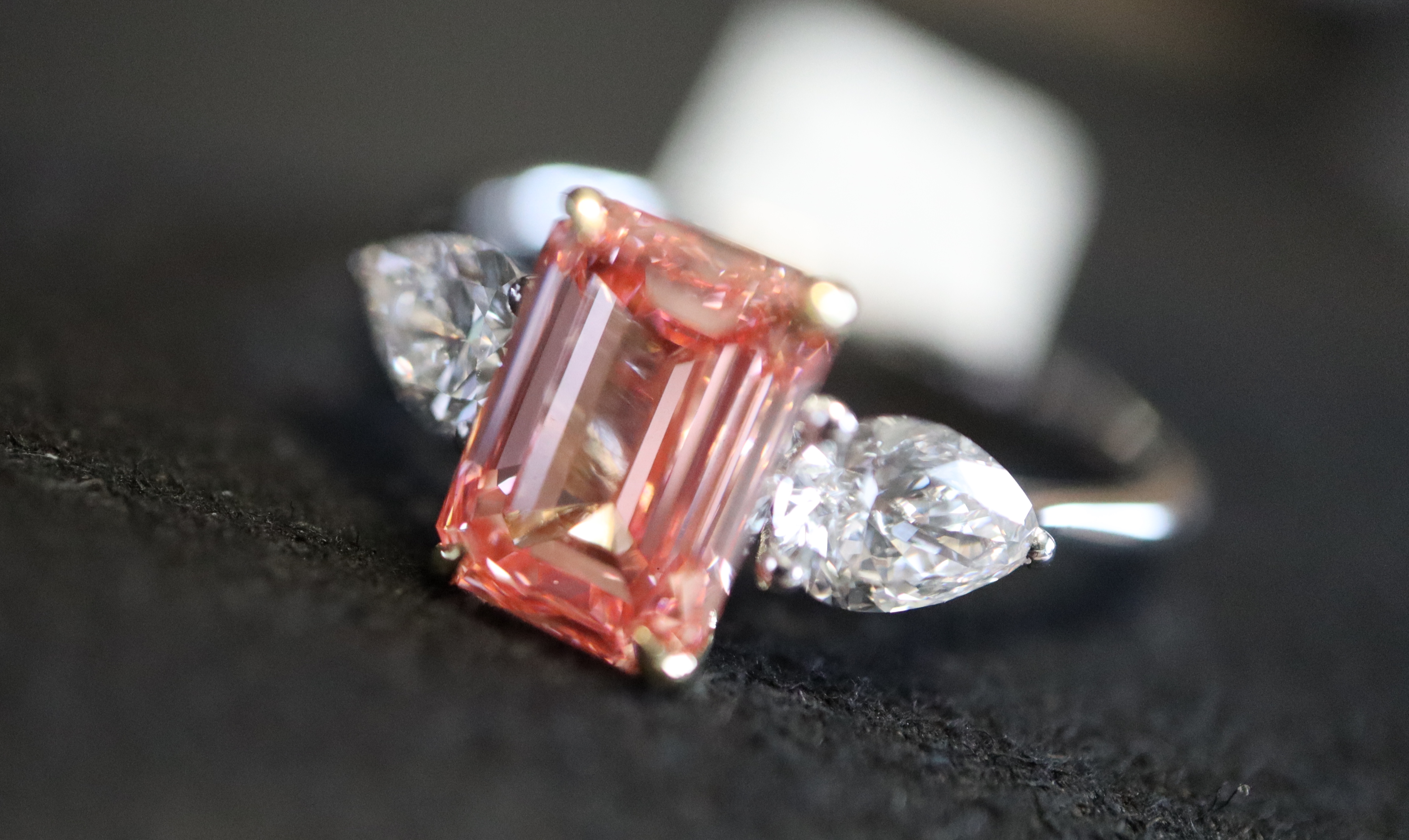 2.71CT PINK & WHITE DIAMOND TRILOGY RING, set in '950' PLATINUM MOUNT (EMERALD & PEAR CUTS) - Image 2 of 14