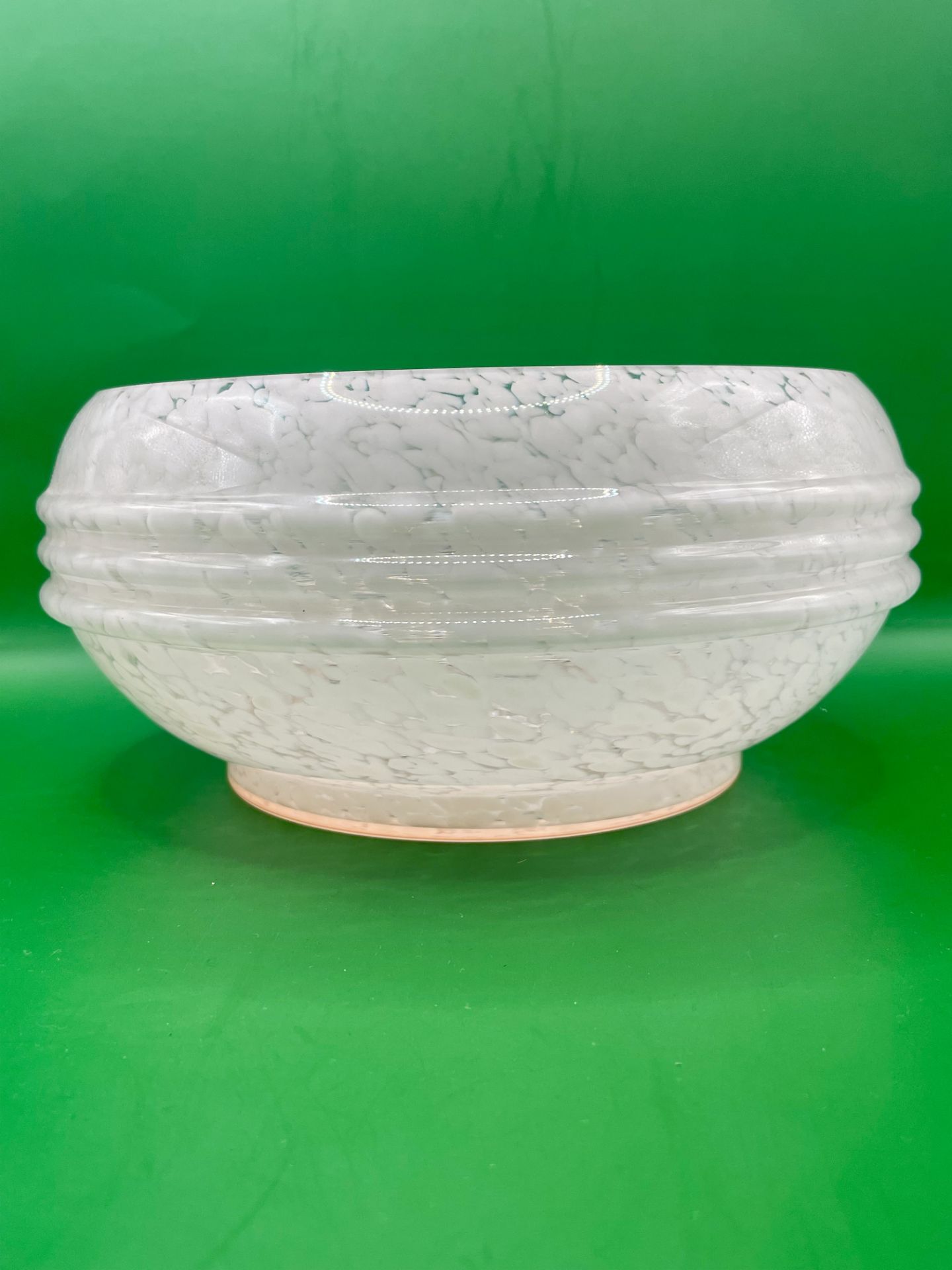 Art deco Glass bowl Pink lovely condition. - Image 3 of 6