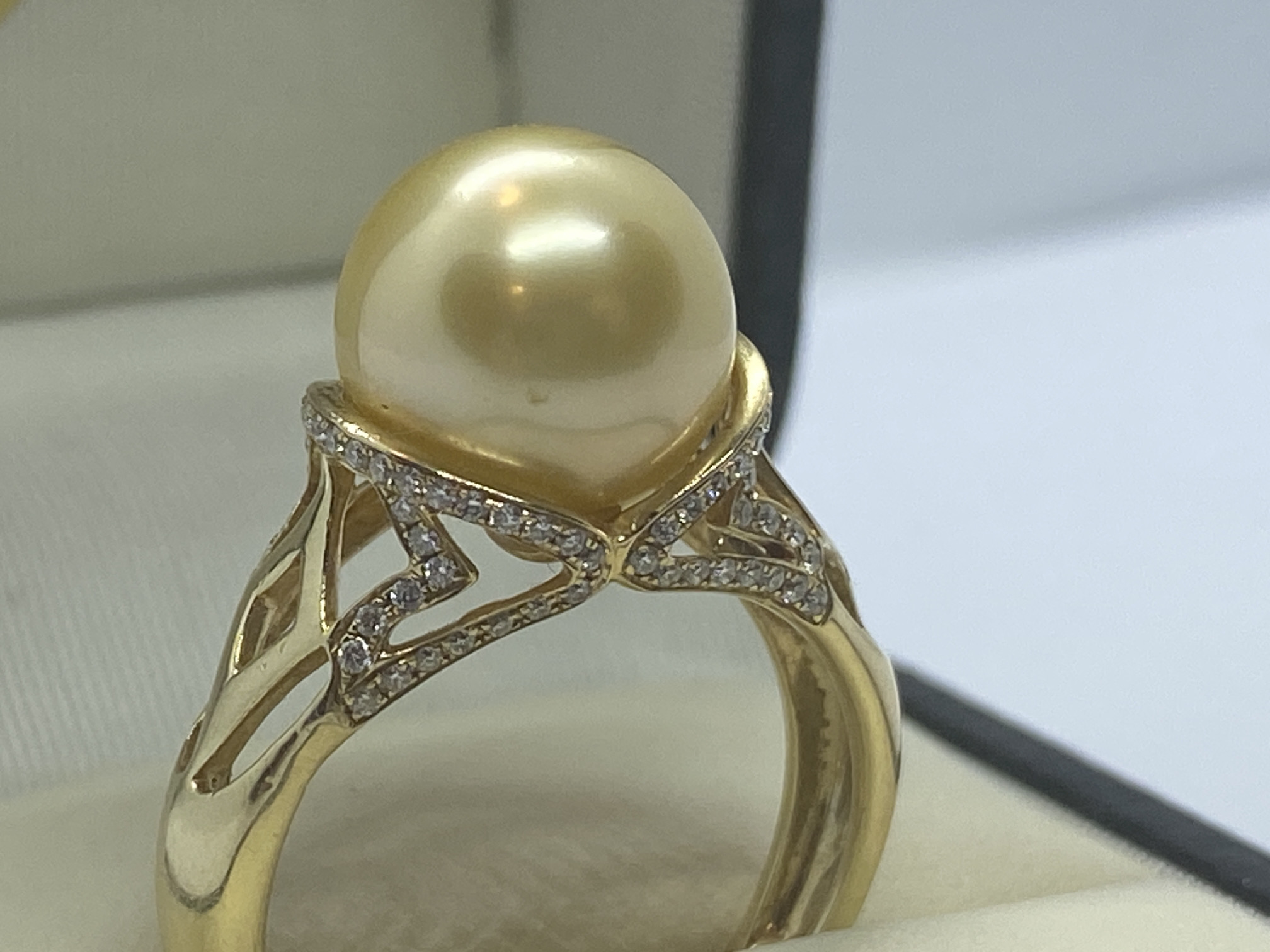 14ct YELLOW GOLD SOUTH SEA PEARL AND DIAMOND RING APPROX. SIZE O VALUATION £3,000 APPROX. 5.3g