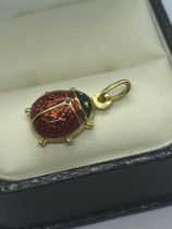 18ct GOLD ENAMEL LADYBIRD PENDANT APPROX. WEIGHT 1.55g AND APPROX. PENDANT LENGTH/ SIZE 2cm