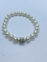 PEARL AND 9ct GOLD BRACELET WITH GOLD AND DIAMOND CLASP APPROX. WEIGHT 15.31g AND APPROX. LENGTH 7.