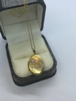 9ct GOLD PHOTO LOCKET PENDANT AND CHAIN APPROX. WEIGHT 3g AND APPROX. LENGTH CHAIN 17'