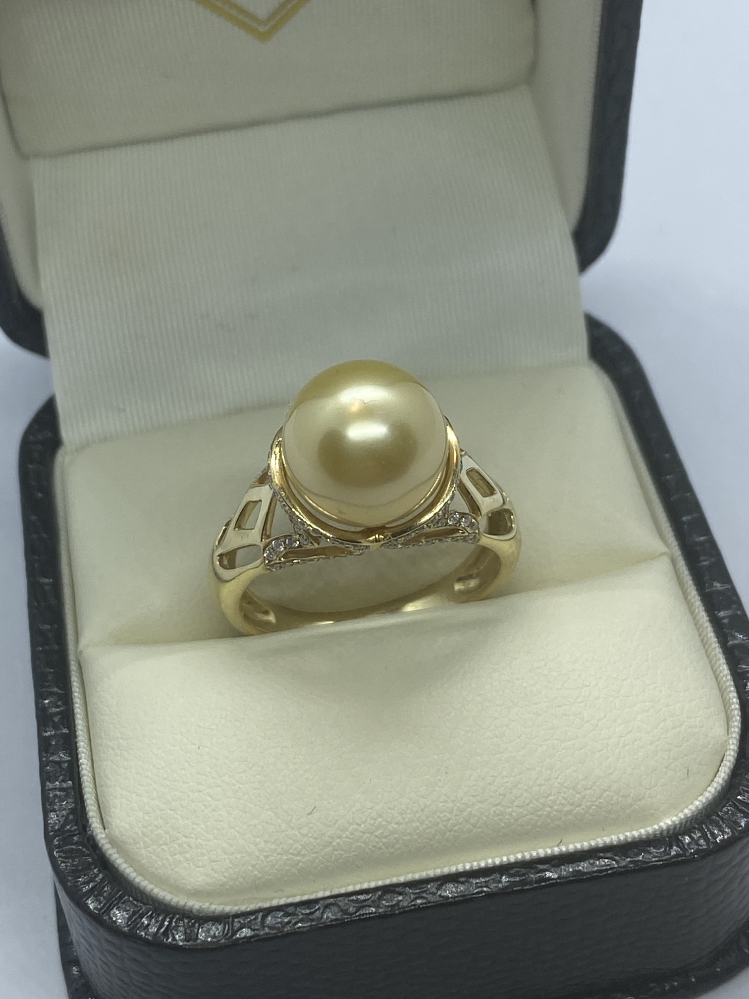 14ct YELLOW GOLD SOUTH SEA PEARL AND DIAMOND RING APPROX. SIZE O VALUATION £3,000 APPROX. 5.3g - Image 3 of 3
