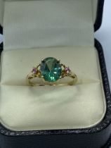9ct YELLOW GOLD GREEN AND PINK STONE SET RING WEIGHT 2.32g APPROX. SIZE P 1/2