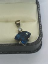 9ct GOLD BLUE TOPAZ PENDANT APPROX. WEIGHT 3.93g AND APPROX. HEIGHT 2.5cm