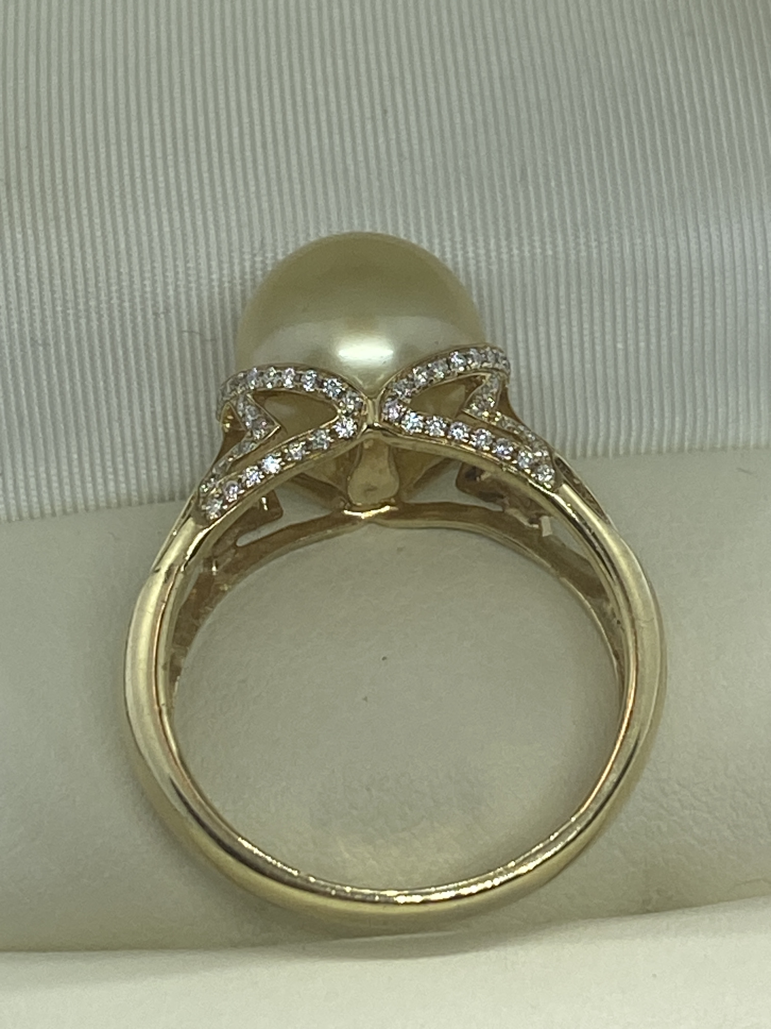 14ct YELLOW GOLD SOUTH SEA PEARL AND DIAMOND RING APPROX. SIZE O VALUATION £3,000 APPROX. 5.3g - Image 2 of 3
