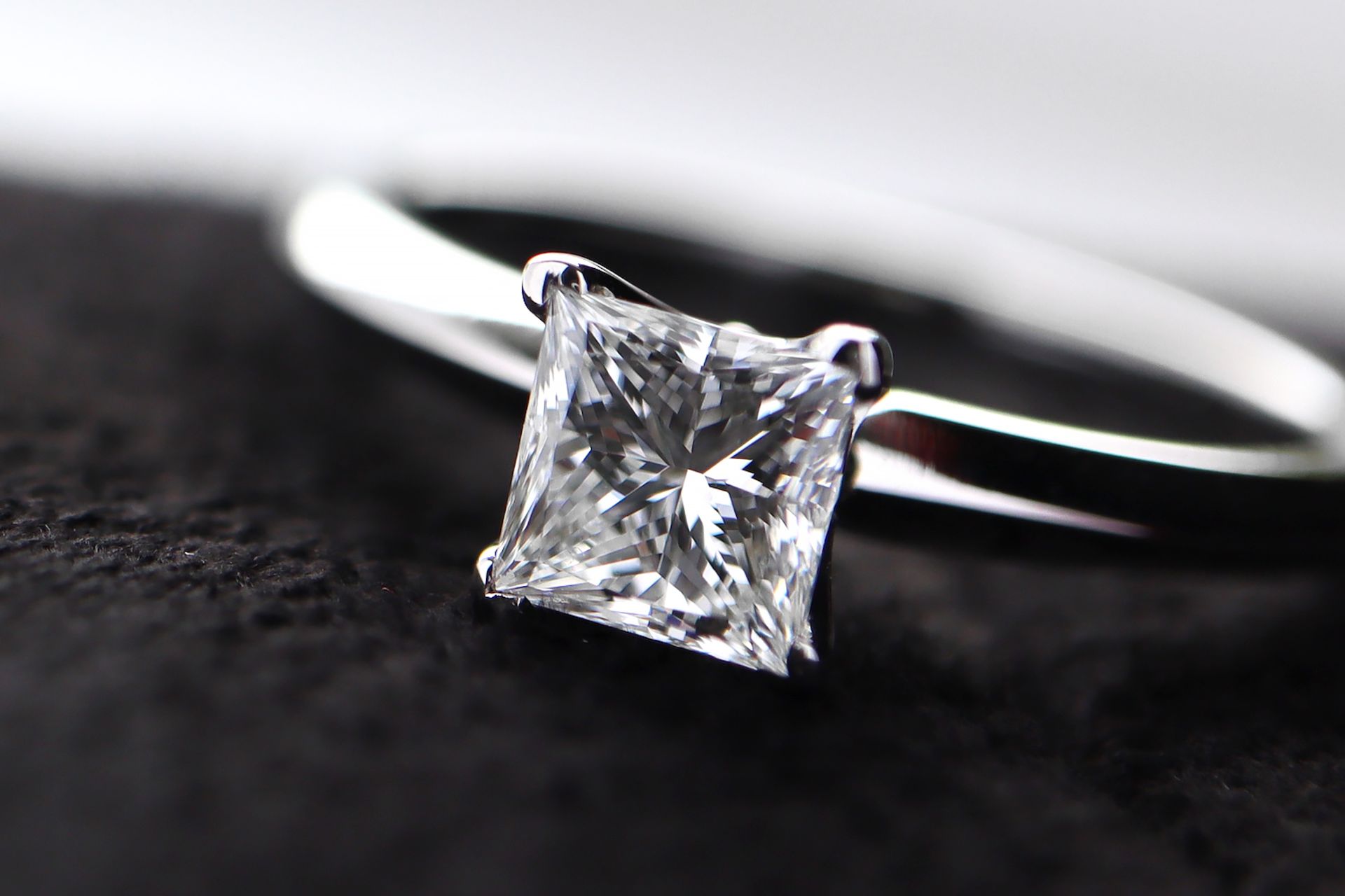 PLATINUM '950' DIAMOND SOLITAIRE RING (0.75CT PRINCESS CUT *VS1 / G*) - Image 4 of 5