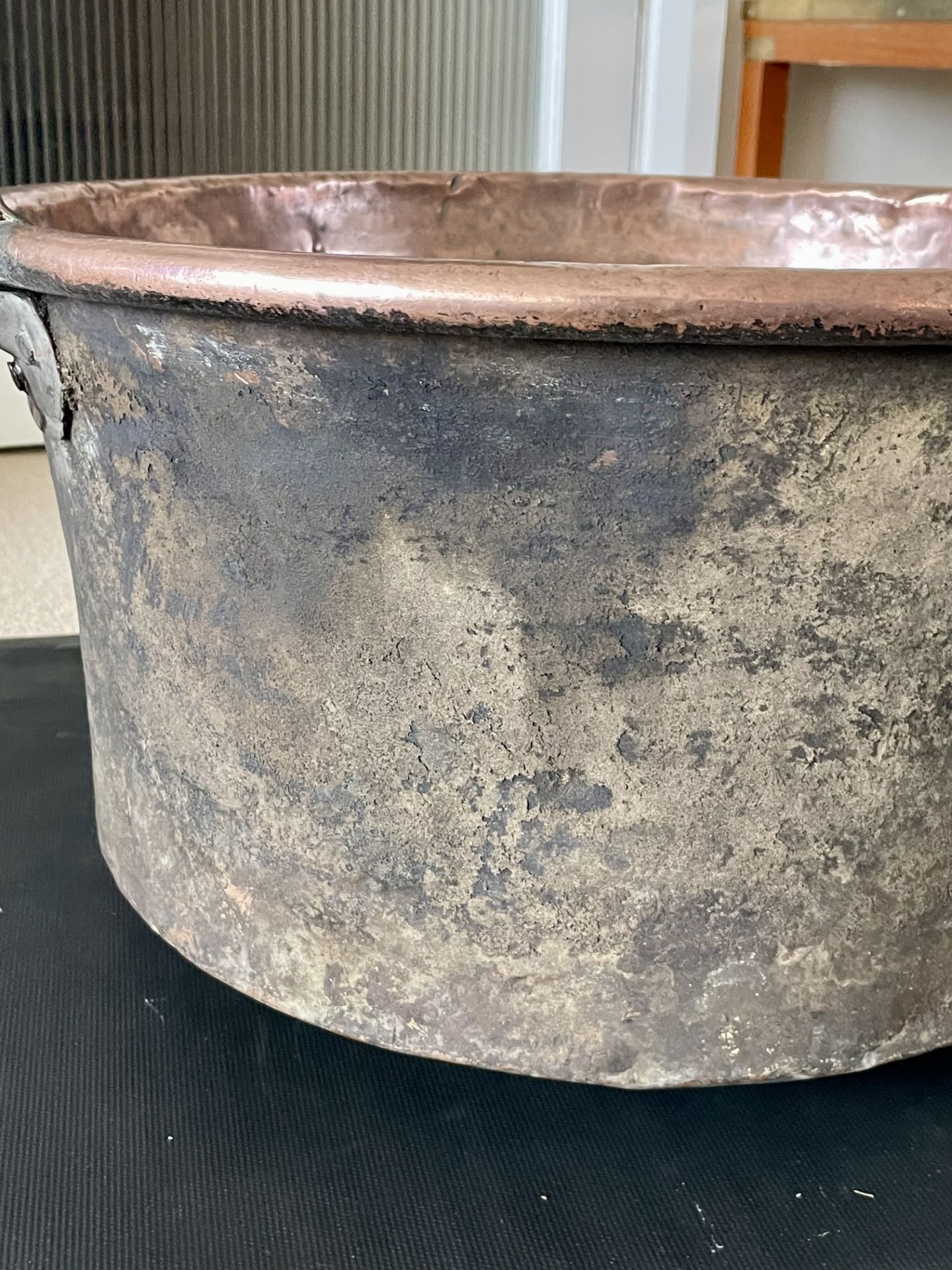 18th century Large copper with iron handle cauldron.  see photos  - Image 10 of 12